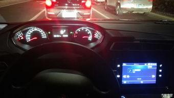 夜晚开车吃瓜,瓜香伴车行