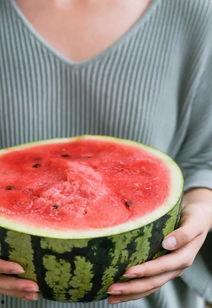 杭州聚众吃瓜视频,街头热传的全民“围观”瞬间