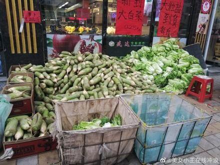 杭州聚众吃瓜视频,街头热传的全民“围观”瞬间