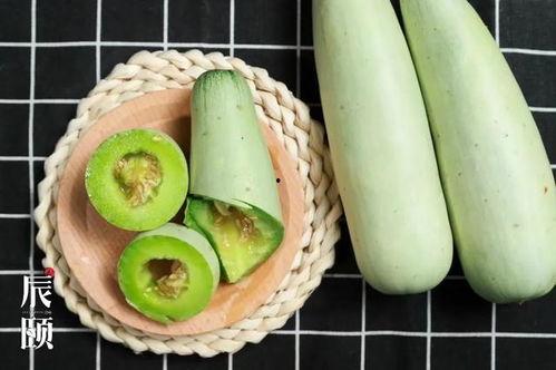 娘俩吃羊角蜜瓜,羊角蜜瓜传递温馨时光