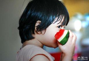 吃瓜人像摄影,吃瓜人像摄影的艺术魅力