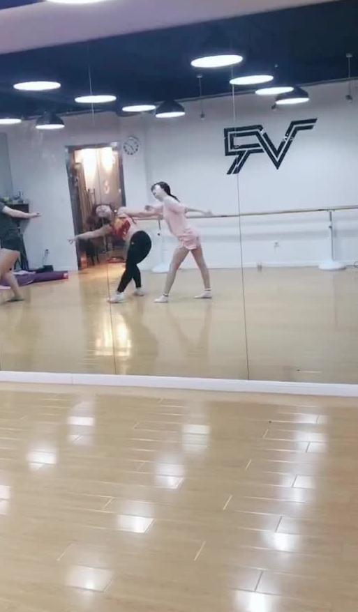 跳舞女孩吃瓜,女孩偷闲吃瓜，捕捉青春瞬间