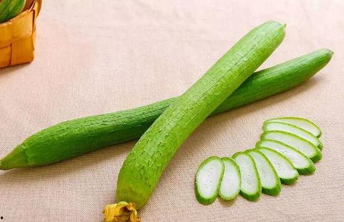 大人小孩吃瓜,欢乐吃瓜时光