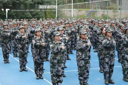 军训跳舞吃瓜事件,舞蹈表演引发的热议瞬间