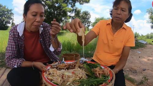 农妇吃瓜,体验丰收喜悦