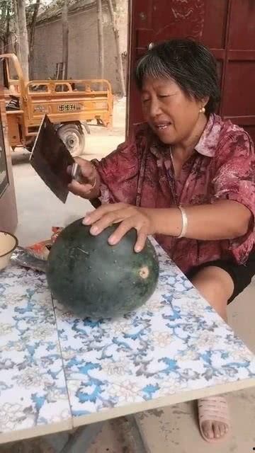 乡下吃瓜老奶奶,老奶奶的乡村吃瓜时光