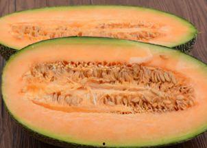 在吃哈密瓜,哈密瓜的甜蜜诱惑