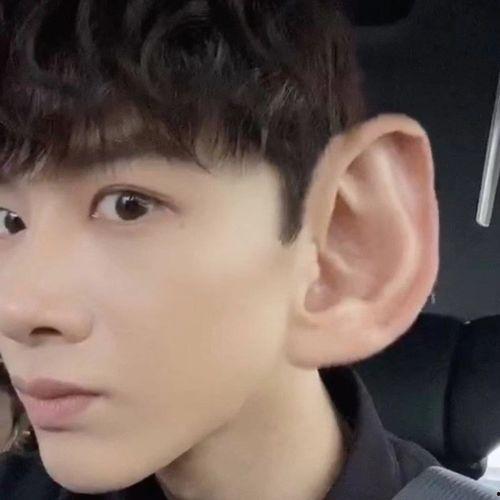 于朦胧吃瓜表情,表情包界的“新宠”