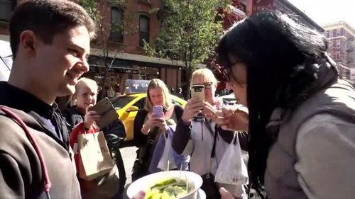 吃瓜路人的经历,一位吃瓜路人的真实经历揭秘  第2张